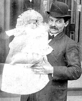 Johanna Andurer with father (1906)