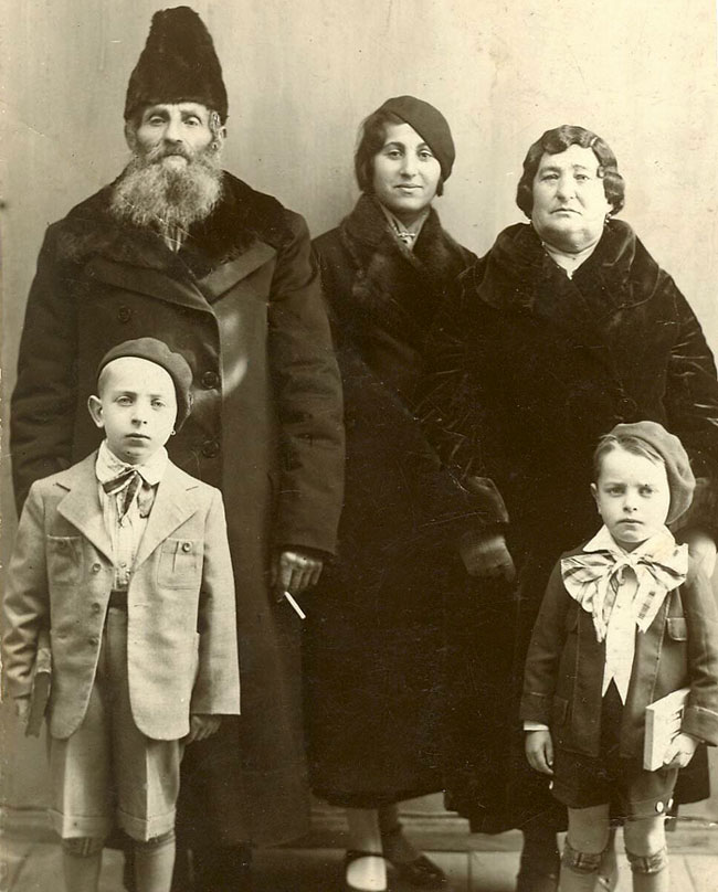 Betty Szuldman Tward with her parents, David & Rajzel, and her nephews (Motl's sons)