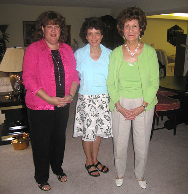 Roni with cousins Laurie Altshuler and Rhoda Wolf (2007)