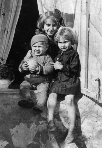 Leibele, Josepha, and unidentified cousin