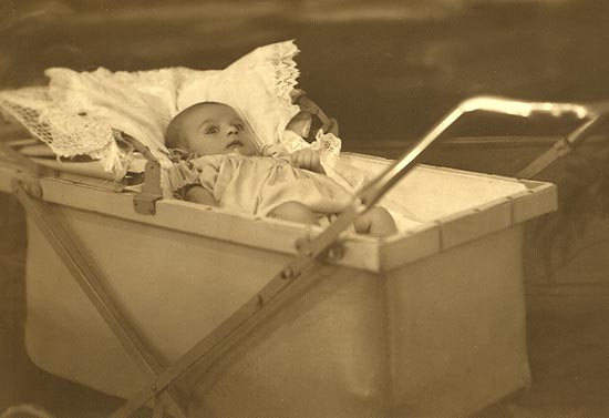 Moyses Resnitzky in baby carriage (1937)