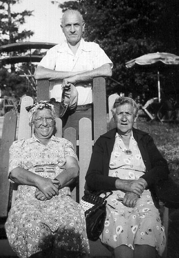 Jacob & Sarah Bilsky Urback with Rivka Bilsky Opper (1946)