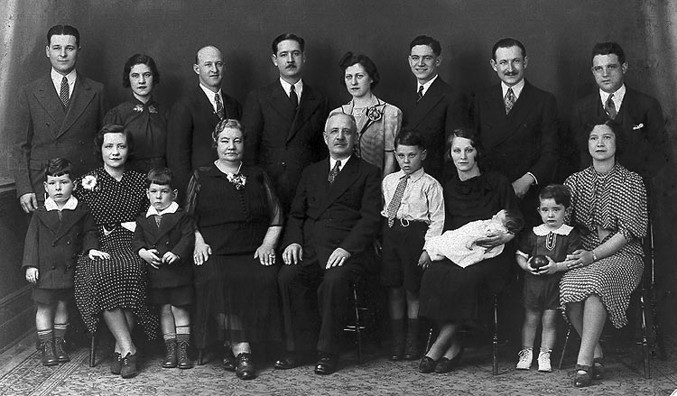 Rubin & Gussie Auerbach Family's Portrait (1938)