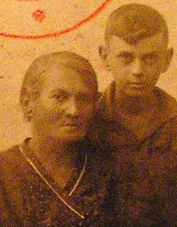 Benjamin Zeibel with mother Ruchel (Passport photo, 1935)