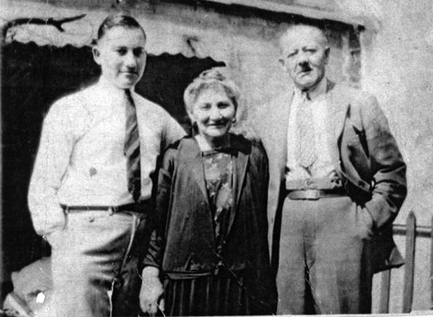Sam Kronenberg with parents Leah and Tobiasz (David)