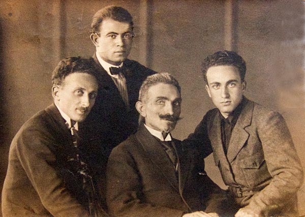Motel Urbach with sons Yona and Mendel (1921)